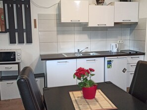 Kühlschrank, Mikrowelle, Kochgeschirr/Geschirr/Besteck