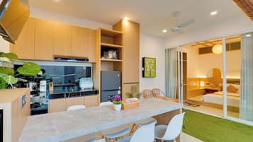 Vila, pemandangan kolam renang | Dapur pribadi | Ketel listrik