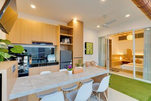 Vila, pemandangan kolam renang | Dapur pribadi | Ketel listrik