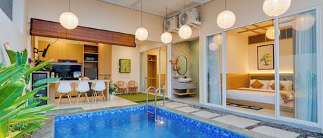 Una piscina al aire libre