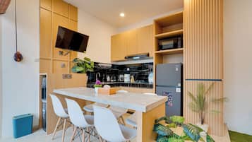 Vila, pemandangan kolam renang | Dapur pribadi | Ketel listrik