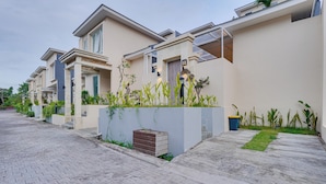 A row of modern houses with a paved driveway and well-maintained landscaping. - Villa D'Bonzai - Nusa Dua (Nusa Dua)