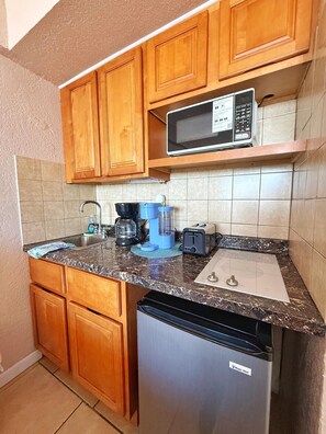 Geladeira, micro-ondas, cafeteira/chaleira, torradeira