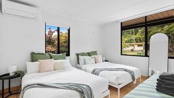 Iron/ironing board, WiFi