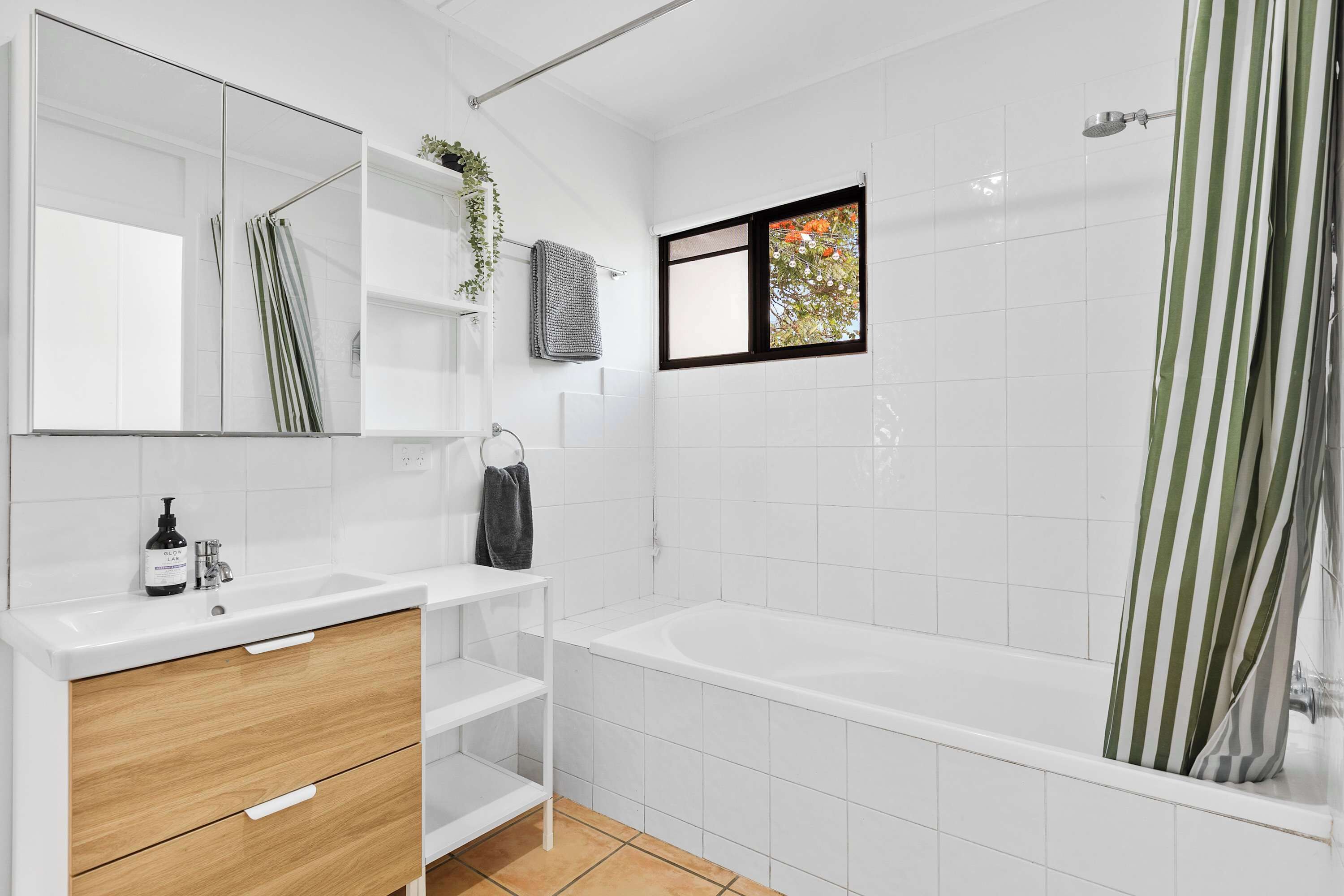 Dusch, hårtork och handdukar