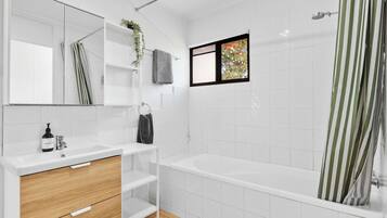 Dusch, hårtork och handdukar