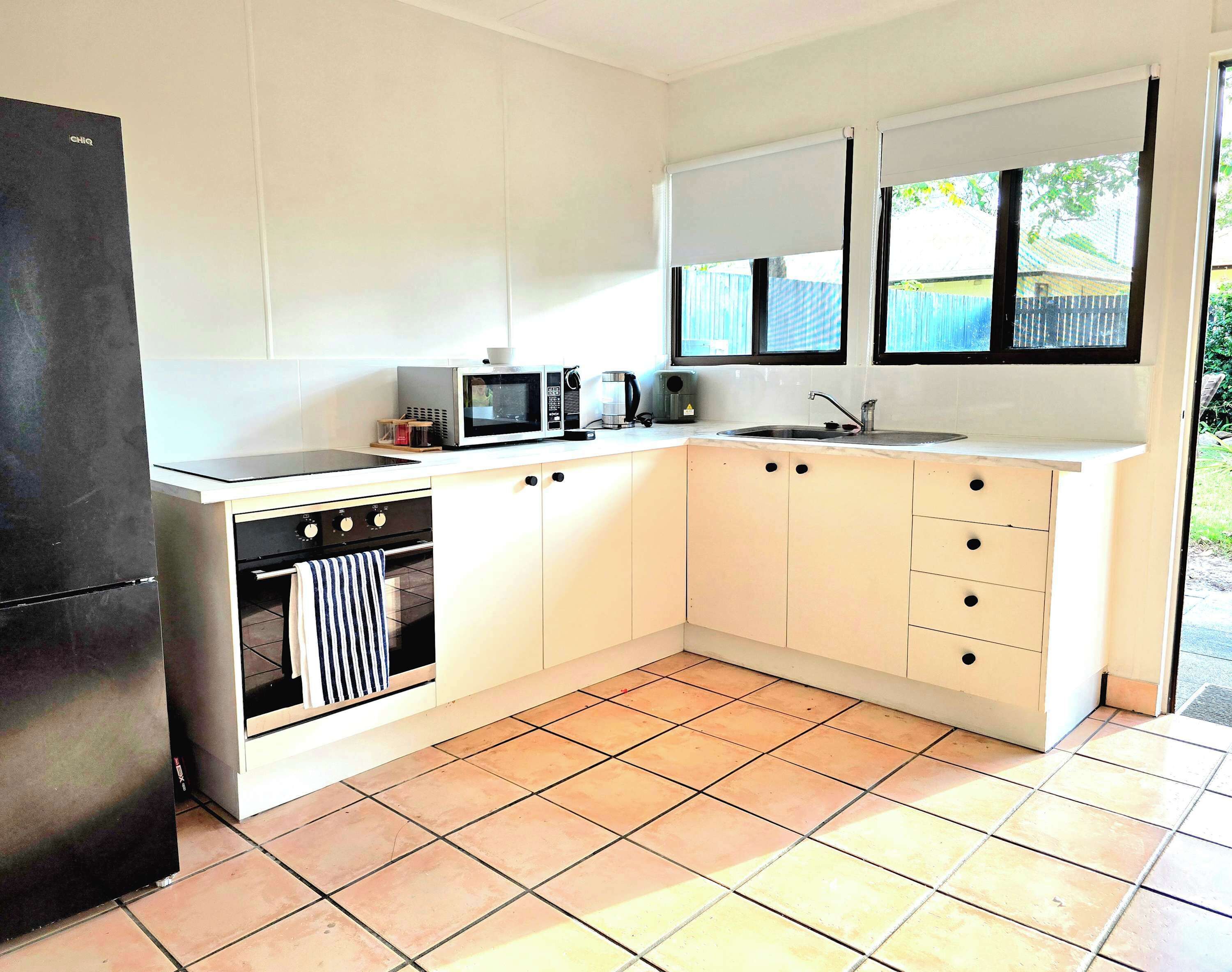 Frigorífico, microondas, horno y placa de cocina