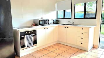 Frigorífico, microondas, horno y placa de cocina