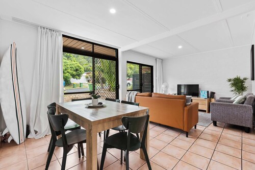 “Pet-Friendly Tropical Yard | Walk to Rainbow Beac