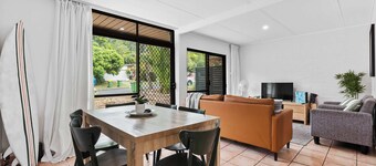 “Pet-Friendly Tropical Yard | Walk to Rainbow Beac