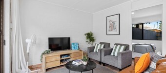 “Pet-Friendly Tropical Yard | Walk to Rainbow Beac