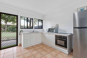 Refrigerador, microondas, parrilla de estufa y cafetera y tetera 