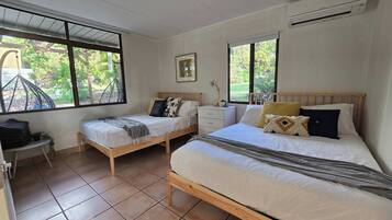 Tabla de planchar con plancha, wifi, ropa de cama