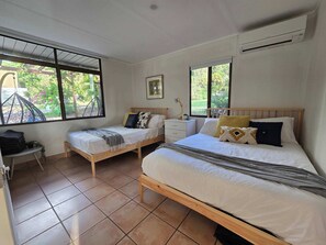 Tabla de planchar con plancha, wifi, ropa de cama