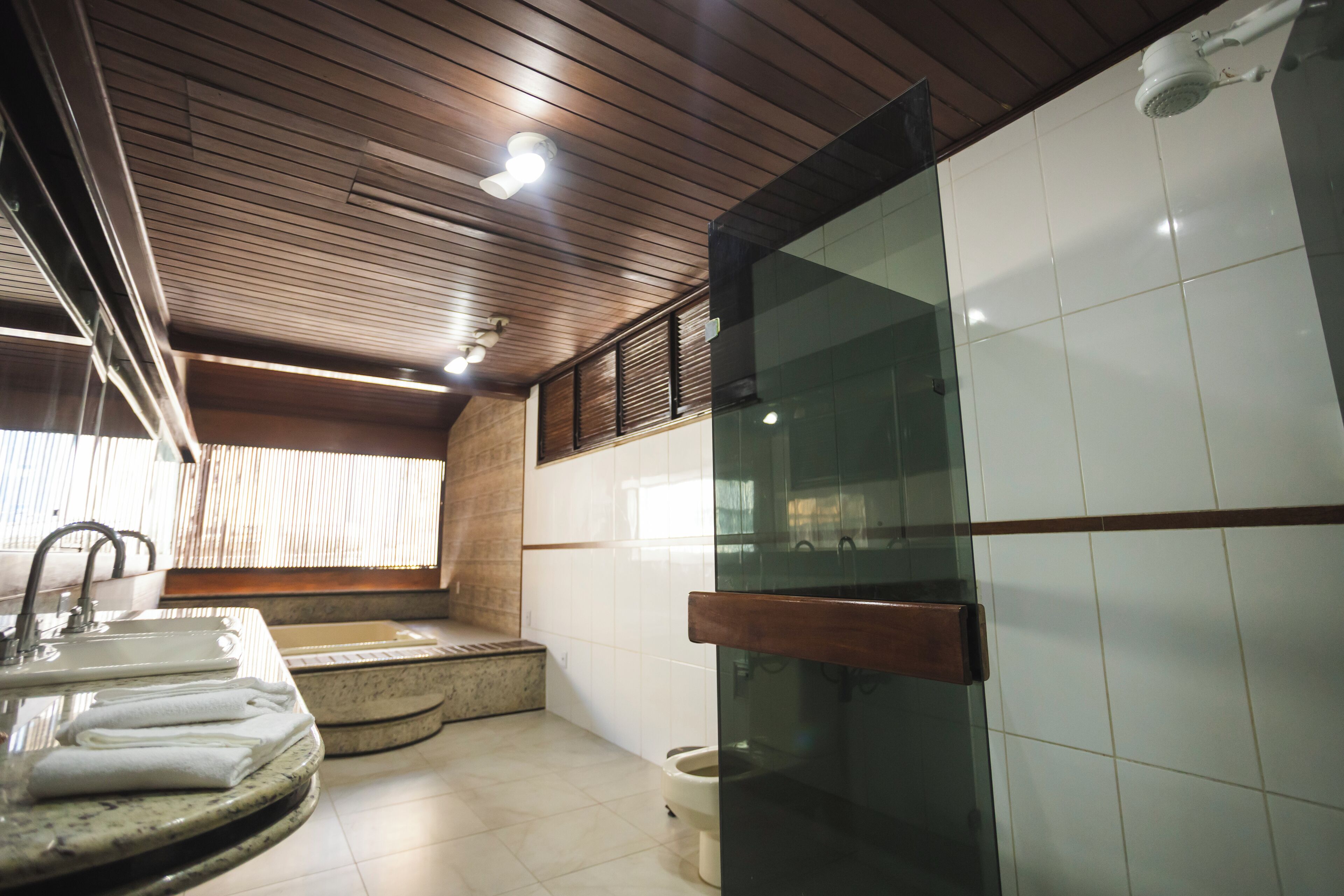 Quarto quádruplo família, vista para o pátio | Banheiro | Chuveiro, toalhas de banho, sabonete, papel higiênico