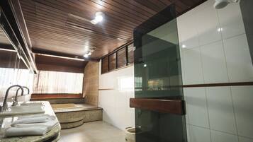 Quarto quádruplo família, vista para o pátio | Banheiro | Chuveiro, toalhas de banho, sabonete, papel higiênico