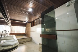 Ducha, toallas, jabón, papel higiénico