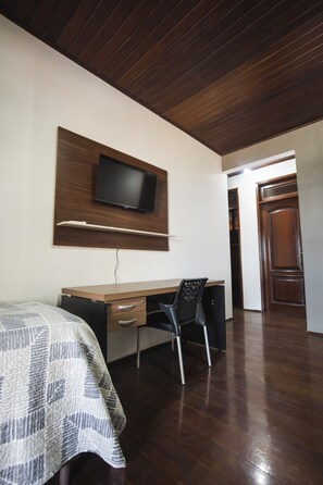 Escritorio, espacio para trabajar con laptop y wifi gratis