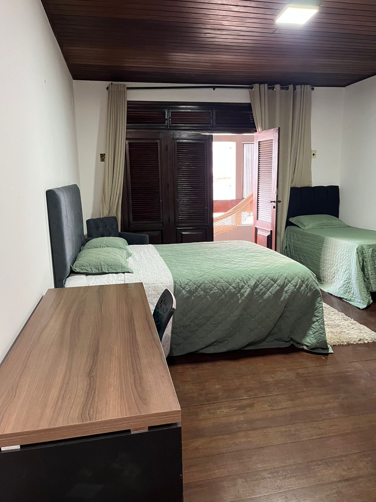 Familie vierpersoonskamer, uitzicht op de binnenplaats | Een bureau, een laptopwerkplek, gratis wifi