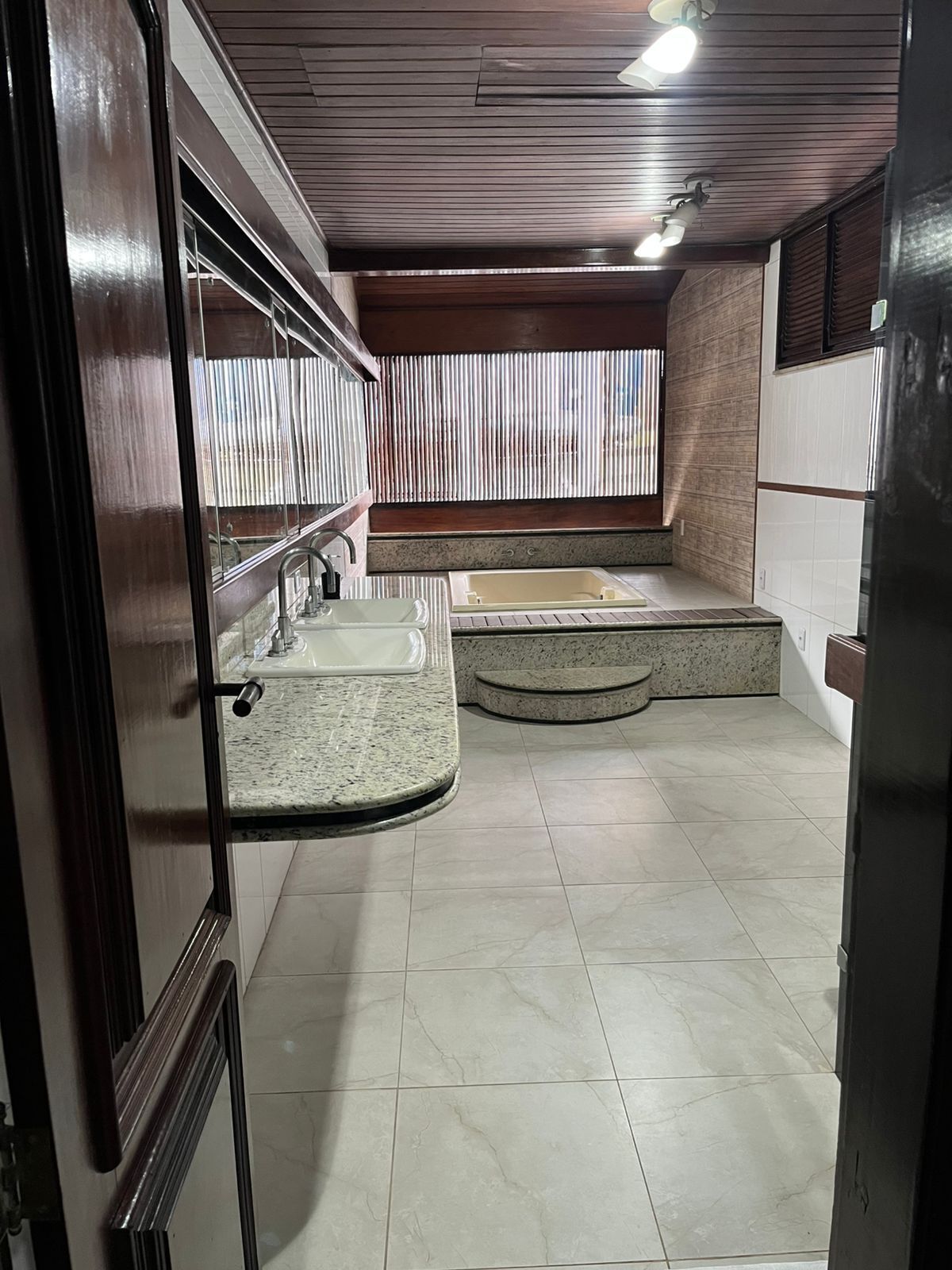 Familie vierpersoonskamer, uitzicht op de binnenplaats | Interieur