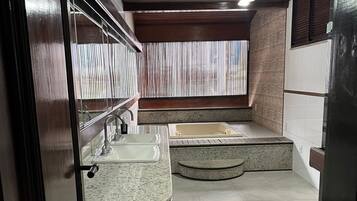 Familie vierpersoonskamer, uitzicht op de binnenplaats | Interieur