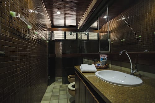 Quarto duplo standard | Banheiro | Chuveiro, toalhas de banho, sabonete, papel higiênico