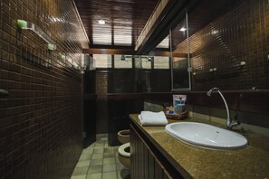 Habitación estándar con 2 camas individuales | Baño | Ducha, toallas, jabón y papel higiénico