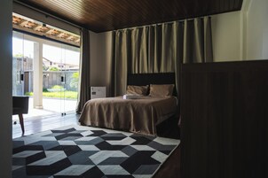 Quarto triplo standard, vista para a piscina | Escrivaninha, espaço de trabalho para notebook, Wi-Fi de cortesia