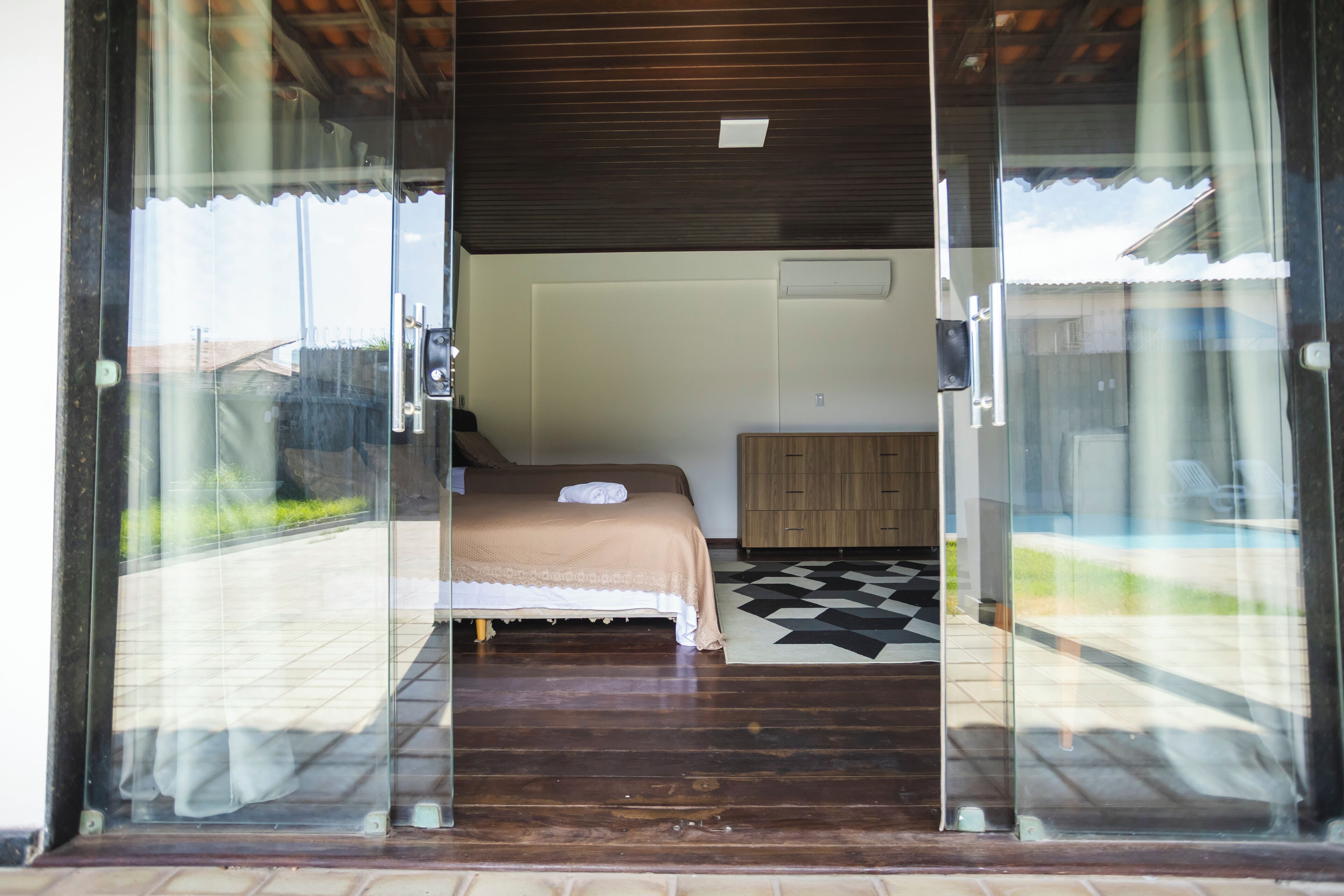 Quarto triplo standard, vista para a piscina | Escrivaninha, espaço de trabalho para notebook, Wi-Fi de cortesia