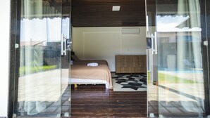 Une chambre à coucher avec un lit, une armoire en bois et un sol à carreaux.