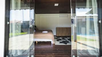 Quarto triplo standard, vista para a piscina | Escrivaninha, espaço de trabalho para notebook, Wi-Fi de cortesia