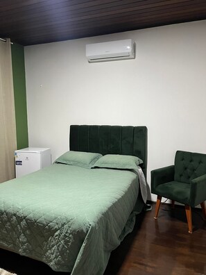 Standaard Twin kamer | Een bureau, een laptopwerkplek, gratis wifi