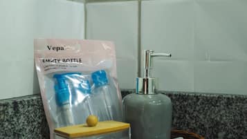 Quarto triplo standard, vista para a piscina | Banheiro | Chuveiro, toalhas de banho, sabonete, papel higiênico