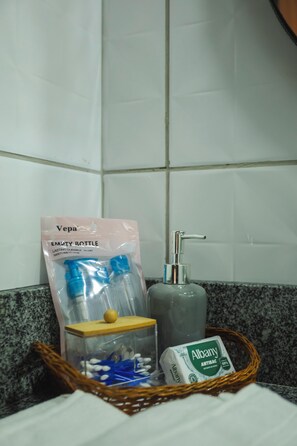 Ducha, toallas, jabón, papel higiénico