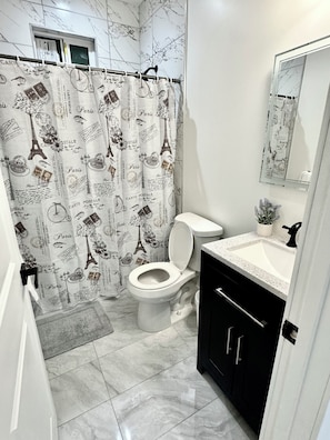 Shower, hair dryer, towels, soap - 3-bedroom building in perfect Phoenix with cool AC (Phoenix)