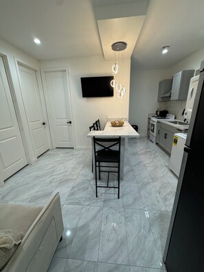 Interior - 3-bedroom building in perfect Phoenix with cool AC (Phoenix)