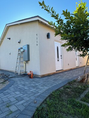 Exterior - 3-bedroom building in perfect Phoenix with cool AC (Phoenix)