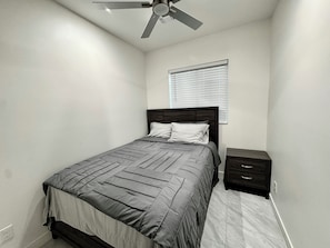 3 slaapkamers, een strijkplank/strijkijzer, wifi