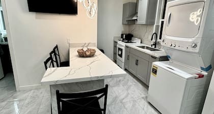 3-bedroom building in perfect Phoenix with cool AC