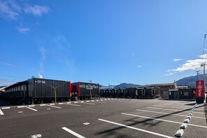 Free self parking - HOTEL R9 The Yard Enabekkan (Ena)