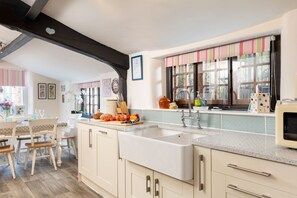 Fridge, microwave, oven, stovetop - Charming thatched cottage sleeping eight in Minehead’s Old Town (Minehead)