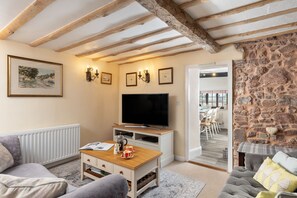Smart TV, fireplace, DVD player, books - Charming thatched cottage sleeping eight in Minehead’s Old Town (Minehead)