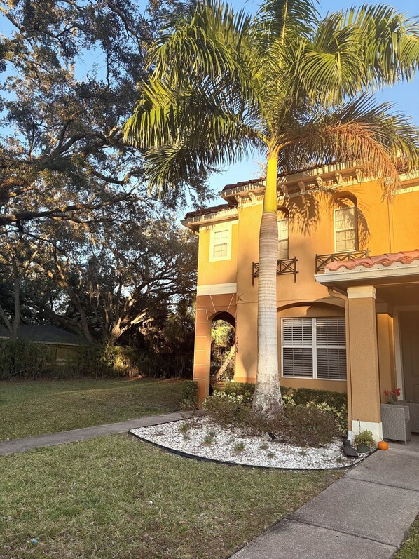 Property grounds - Cozy 2-bedroom townhome in Kissimmee - Near Disney w/ Pool (Kissimmee)