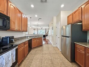 Paper towels - Sweet Escape 3BR Townhome, Pool, Lake & 15 Min to Disney (Kissimmee)