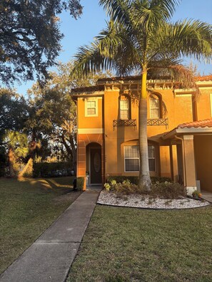 Exterior - Cozy 2-bedroom townhome in Kissimmee - Near Disney w/ Pool (Kissimmee)