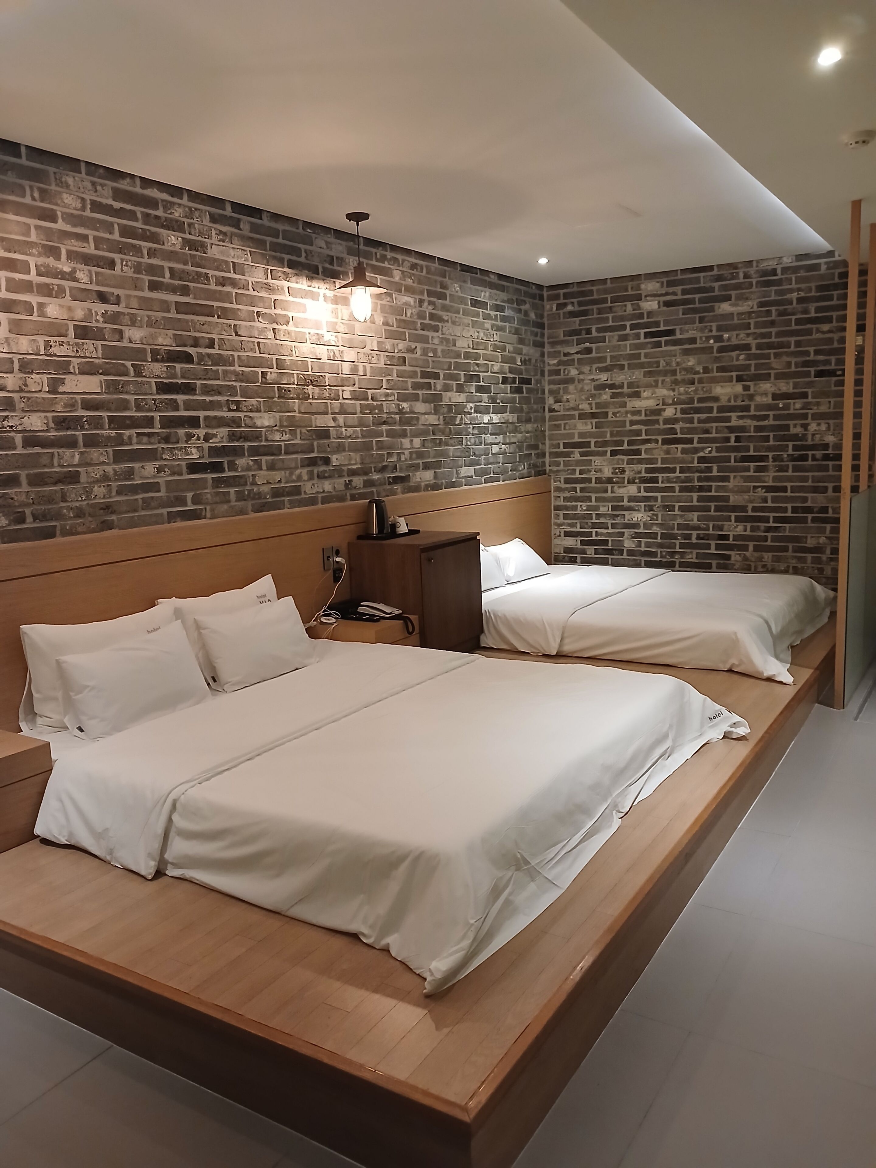 مكتب وواي فاي مجانًا وملاءات أسرّة