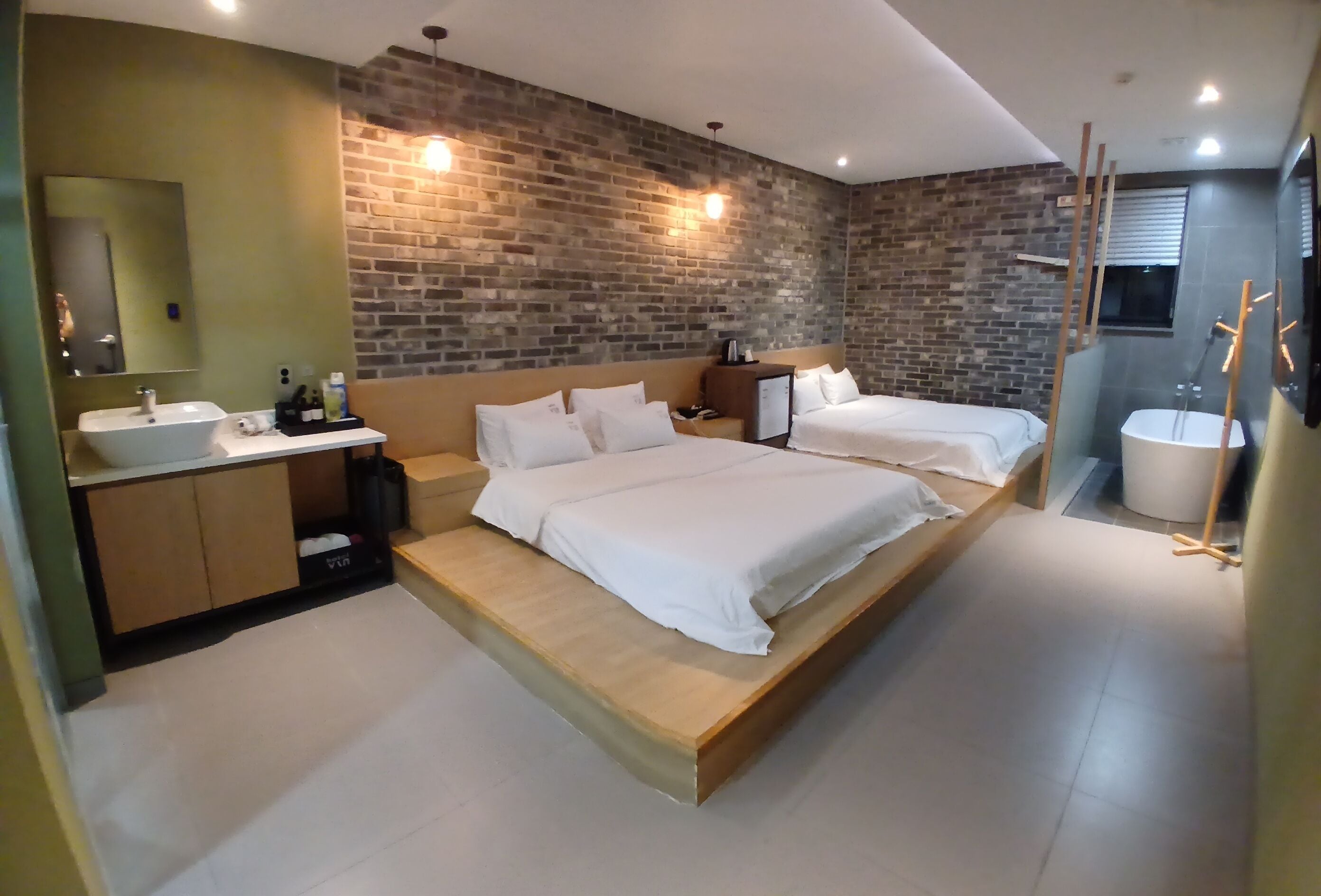 Escritorio, wifi gratis y ropa de cama 