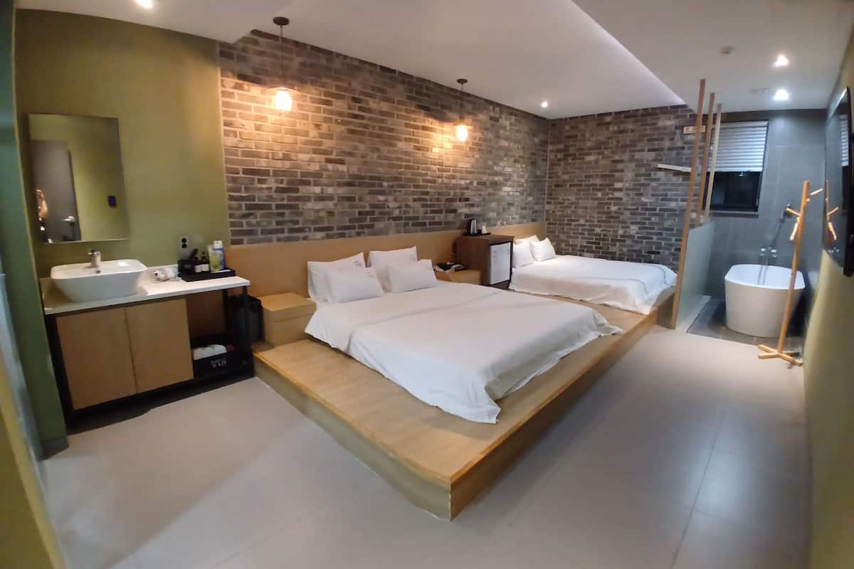 Escritorio, wifi gratis y ropa de cama