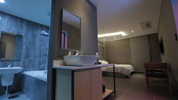 Premium Double Room, Balcony | Bathroom | Free toiletries, hair dryer, towels, soap