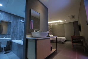 Premium Double Room, Balcony | Bathroom | Free toiletries, hair dryer, towels, soap - Hotel Vin (Changwon)